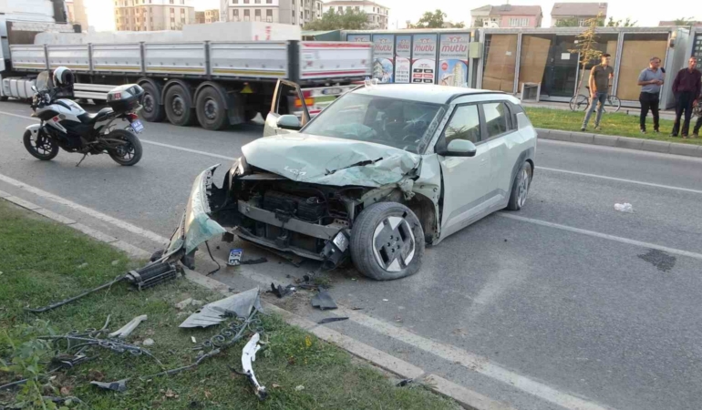 malatyada-kontrolden-cikan-arac-refuje-carpti-3-kisi-yaralandi-ZU3piuCj.jpg