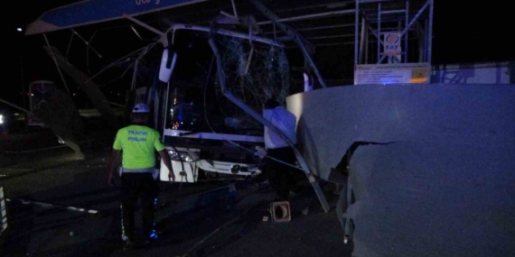 Malatya'da Kontrolden Çıkan Yolcu Otobüsü Oto Yıkamaya Dalınca 8 Kişi Yaralandı Malatya’da Kontrolden Çıkan Yolcu Otobüsü Oto Yıkamaya Dalınca 8 Kişi Yaralandı