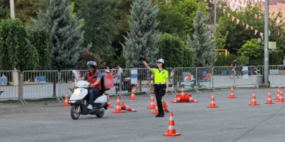 Mardin Emniyeti'nden Motosiklet Sürücüleri için Özel 'Güvenli Sürüş' Eğitimi Mardin Emniyeti’nden Motosiklet Sürücüleri için Özel ‘Güvenli Sürüş’ Eğitimi