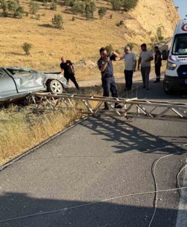 mardinde-otomobil-elektrik-diregine-carpti-3-kisi-yaralandi-iwumEOmh.jpg
