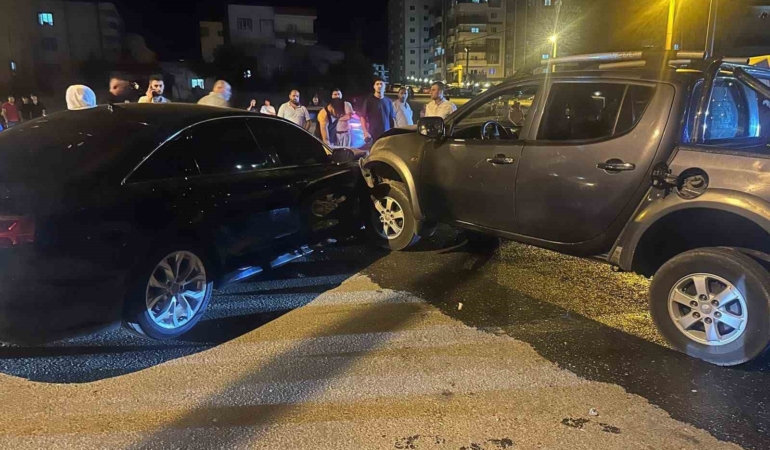 mardinde-otomobil-ve-pikap-carpisti-6-yarali-hPKebJgA.jpg