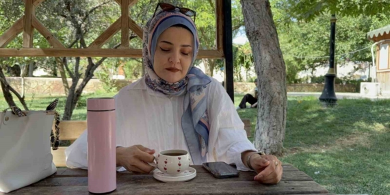 Mardinliler Sıcak Havalara Rağmen Çay Keyfini Sürdürüyor Mardinliler Sıcak Havalara Rağmen Çay Keyfini Sürdürüyor