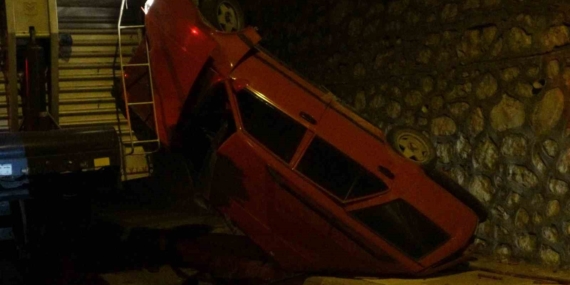 Minibüsle Çarpışan Araç 5 Metre Yükseklikten Uçtu: 1 Kişi Yaralandı Minibüsle Çarpışan Araç 5 Metre Yükseklikten Uçtu: 1 Kişi Yaralandı