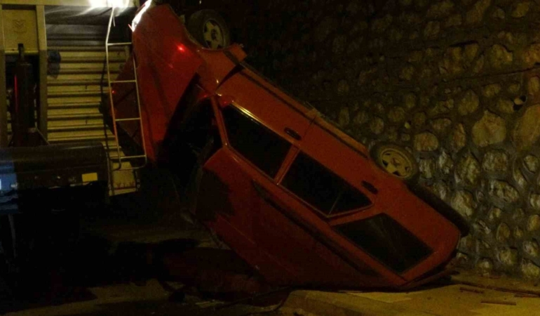 minibusle-carpisan-arac-5-metre-yukseklikten-uctu-1-kisi-yaralandi-BYhpKggT.jpg
