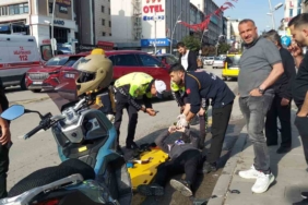 motosiklet-surucusu-yolda-duserken-cep-telefonunu-birakmadi-RLSOp2vT.jpg
