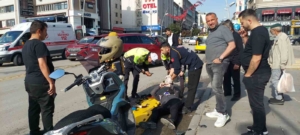 motosiklet-surucusu-yolda-duserken-cep-telefonunu-birakmadi-RLSOp2vT.jpg