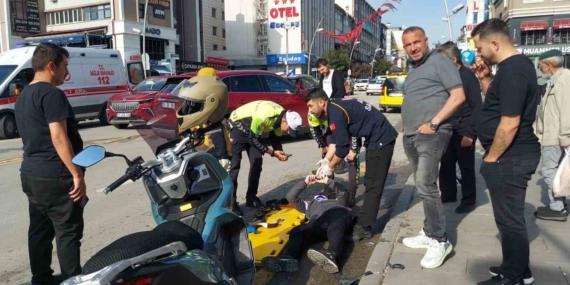 Motosiklet Sürücüsü Yolda Düşerken Cep Telefonunu Bırakmadı Motosiklet Sürücüsü Yolda Düşerken Cep Telefonunu Bırakmadı