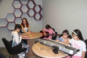 muzikle-karanlik-dunyalari-aydinlatan-ogrenciler-fwr2bYZN.jpg