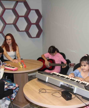 muzikle-karanlik-dunyalari-aydinlatan-ogrenciler-fwr2bYZN.jpg