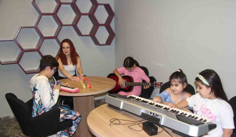 muzikle-karanlik-dunyalari-aydinlatan-ogrenciler-fwr2bYZN.jpg