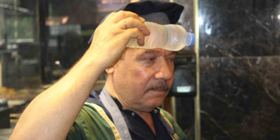 Ocak Başındaki Ustaların Sıcak Havadan Çektiği Zorluklar Ocak Başındaki Ustaların Sıcak Havadan Çektiği Zorluklar