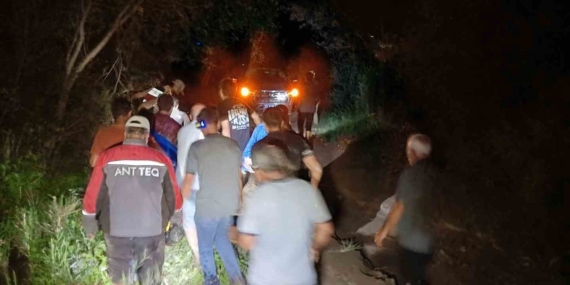 Oltu’da Otomobil Sel Sularına Kapıldı: Sürücü Kurtuldu, Eşini Sel Sürükledi