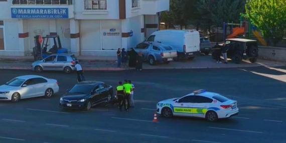 Otomobile Çarpan Motosiklet Sürücüsü Kazada Yaralandı Otomobile Çarpan Motosiklet Sürücüsü Kazada Yaralandı