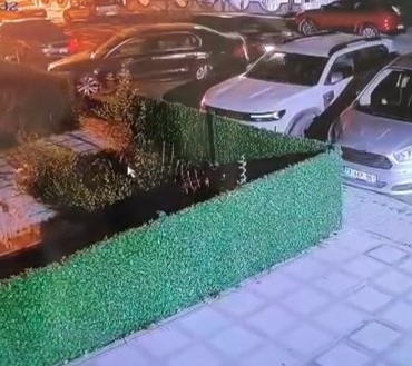 park-halindeki-aracla-carpisip-kacan-surucu-o-anlar-guvenlik-kamerasinda-ZiJzk5d7.jpg