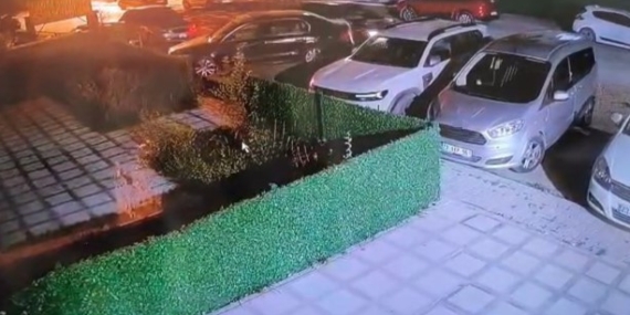 Park Halindeki Araçla Çarpışıp Kaçan Sürücü: O Anlar Güvenlik Kamerasında