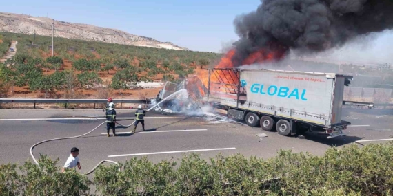 Park Halindeki Tıra Çarpan Tırın Alev Topuna Dönüşmesi: Feci Kaza Güvenlik Kamerasında Park Halindeki Tıra Çarpan Tırın Alev Topuna Dönüşmesi: Feci Kaza Güvenlik Kamerasında