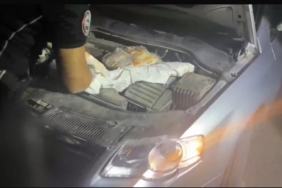 polis-uygulamasinda-otomobilin-kaputundan-iki-kalasnikof-silah-cikti-Iyd9gTES.jpg
