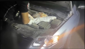 polis-uygulamasinda-otomobilin-kaputundan-iki-kalasnikof-silah-cikti-Iyd9gTES.jpg