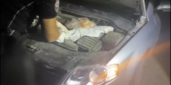 Polis Uygulamasında Otomobilin Kaputundan İki Kalaşnikof Silah Çıktı Polis Uygulamasında Otomobilin Kaputundan İki Kalaşnikof Silah Çıktı