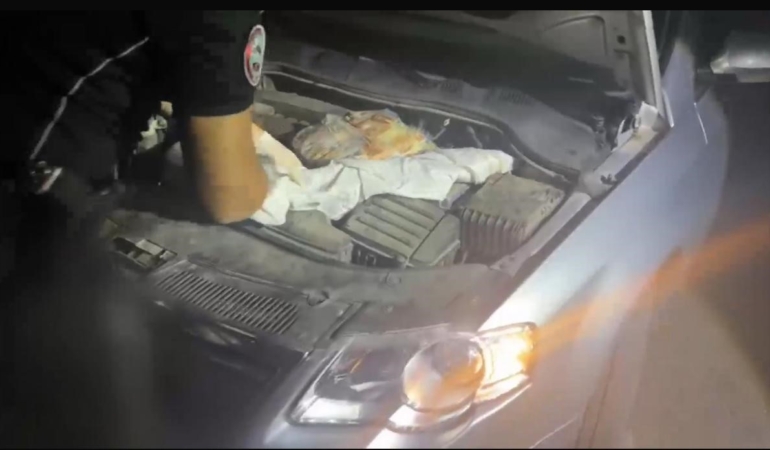 polis-uygulamasinda-otomobilin-kaputundan-iki-kalasnikof-silah-cikti-Iyd9gTES.jpg