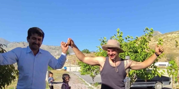 Portekizli Turist, Tortum Şelalesi'nde Erzurum'un Büyüsünü Yaşadı Portekizli Turist, Tortum Şelalesi’nde Erzurum’un Büyüsünü Yaşadı