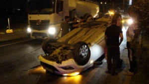 refuje-carparak-ters-donerek-kurtulan-arac-surucusu-burnu-kanamadan-kurtuldu-sVU5ITBh.jpg