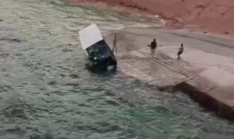 Rüzgarın Pençesinde Kayıp: Kıyıdaki Tekne Suya Gömüldü Rüzgarın Pençesinde Kayıp: Kıyıdaki Tekne Suya Gömüldü