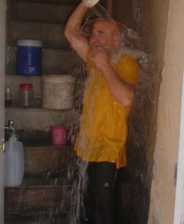 sicak-havanin-etkisiyle-su-kovasiyla-kendini-serinletti-VaABkKaE.jpg