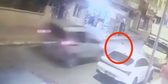 Siirt'te Aniden Yola Fırlayan Çocuğa Araç Çarptı: O Anlar Kamerada Siirt’te Aniden Yola Fırlayan Çocuğa Araç Çarptı: O Anlar Kamerada