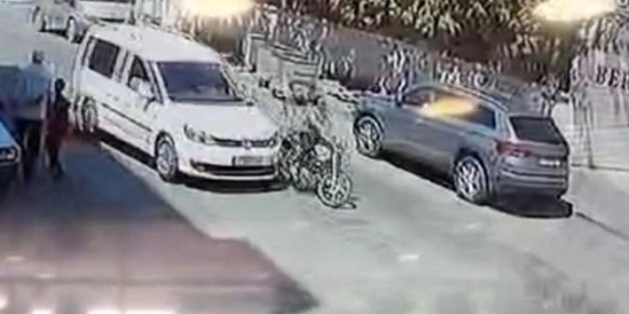 Şok Edici Motosiklet Kazası: Güvenlik Kamerası Anbean Yakaladı Şok Edici Motosiklet Kazası: Güvenlik Kamerası Anbean Yakaladı
