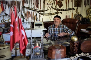 tarihin-derinliklerinden-gelen-eskici-yasar-antikalarin-ardindaki-hayat-hikayesi-5inOqPxW.jpg