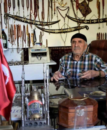 tarihin-derinliklerinden-gelen-eskici-yasar-antikalarin-ardindaki-hayat-hikayesi-5inOqPxW.jpg