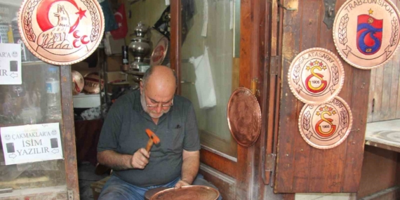 Türkü Dinlerken Bakır Sanatına Hayat Veren Usta Türkü Dinlerken Bakır Sanatına Hayat Veren Usta