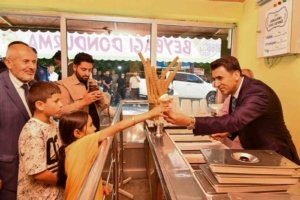 vali-cocuklara-dondurma-ikram-ederek-tezgahin-basina-gecti-TjIhzJuP.jpg