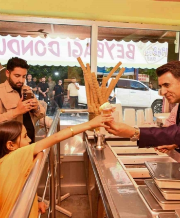 vali-cocuklara-dondurma-ikram-ederek-tezgahin-basina-gecti-TjIhzJuP.jpg