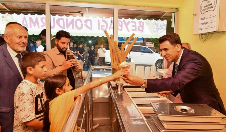 vali-cocuklara-dondurma-ikram-ederek-tezgahin-basina-gecti-TjIhzJuP.jpg