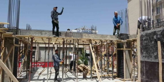 Van'da İnşaat İşçilerinin Sıcakla Savaşımına Dikkat Van’da İnşaat İşçilerinin Sıcakla Savaşımına Dikkat