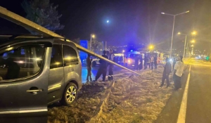 vanda-kamyonet-aydinlatma-diregine-carpti-3-yarali-kazanin-detaylari-6sKVawFM.jpg