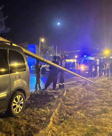 vanda-kamyonet-aydinlatma-diregine-carpti-3-yarali-kazanin-detaylari-6sKVawFM.jpg