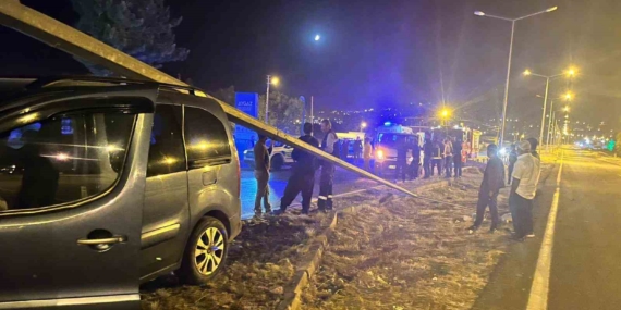 Van'da Kamyonet Aydınlatma Direğine Çarptı: 3 Yaralı, Kazanın Detayları Van’da Kamyonet Aydınlatma Direğine Çarptı: 3 Yaralı, Kazanın Detayları