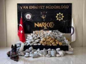 vanda-kamyonette-bulunan-yun-cuvallarinda-122-kilo-uyusturucu-ele-gecirildi-gq1CTSj2.jpg