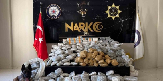 Van'da Kamyonette Bulunan Yün Çuvallarında 122 Kilo Uyuşturucu Ele Geçirildi! Van’da Kamyonette Bulunan Yün Çuvallarında 122 Kilo Uyuşturucu Ele Geçirildi!