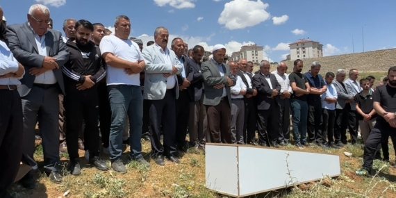 Van'daki Silahlı Saldırıda Hayatını Kaybeden Onur Karael'in Cenazesi Defnedildi Van’daki Silahlı Saldırıda Hayatını Kaybeden Onur Karael’in Cenazesi Defnedildi