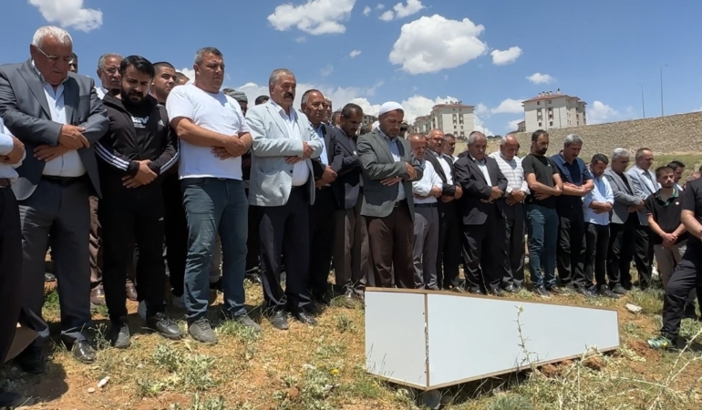 vandaki-silahli-saldirida-hayatini-kaybeden-onur-karaelin-cenazesi-defnedildi-Ukt8XECX.jpg