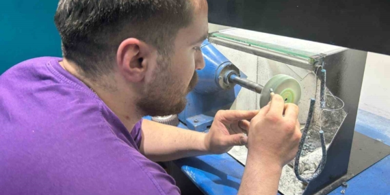 Van'ın Tek Gümüş Kakma Ustası: Gelenekleri Yaşatan Bir El Sanatçısı Van’ın Tek Gümüş Kakma Ustası: Gelenekleri Yaşatan Bir El Sanatçısı