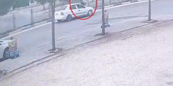 Yaya Kavşağında Otomobil Kazası: Yayaya Çarpan Araç