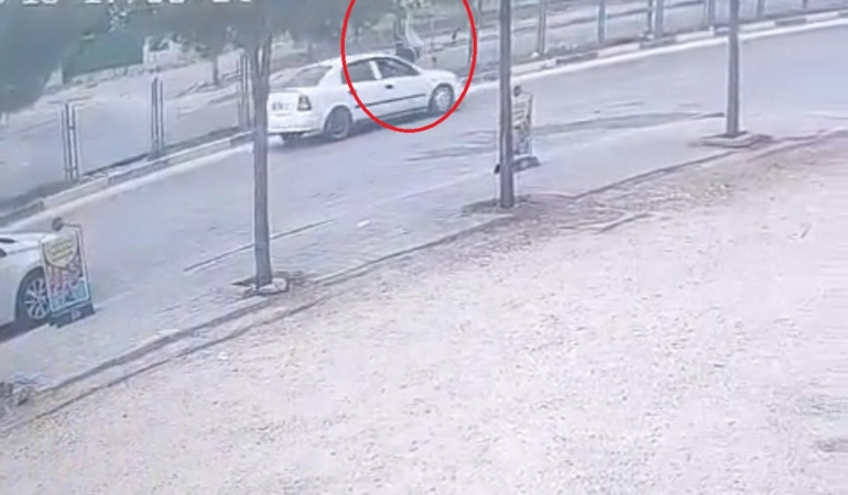 yaya-kavsaginda-otomobil-kazasi-yayaya-carpan-arac-nVeF5O2Y.jpg