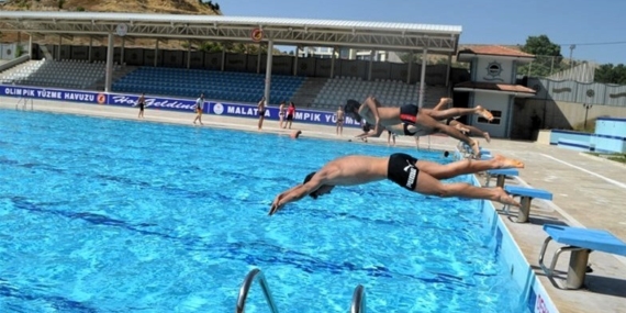 Yaz Boyunca Herkesin Kullanabileceği Olimpik Yüzme Havuzu Yaz Boyunca Herkesin Kullanabileceği Olimpik Yüzme Havuzu