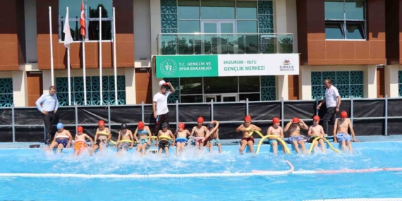 Yaz Sıcağında Serinlemek İçin Çocuklar Yüzme Kurslarına Koştu Yaz Sıcağında Serinlemek İçin Çocuklar Yüzme Kurslarına Koştu