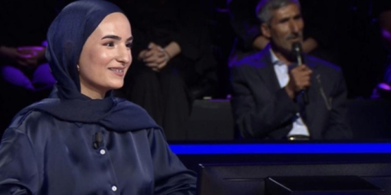 YKS'de Babası Çiçekle Karşıladı, Çimen 'Kim Milyoner Olmak İster?'de 100 Bin TL Kazandı! YKS’de Babası Çiçekle Karşıladı, Çimen ‘Kim Milyoner Olmak İster?’de 100 Bin TL Kazandı!